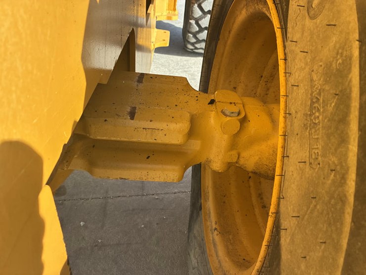 2011-deere-544k-image-49