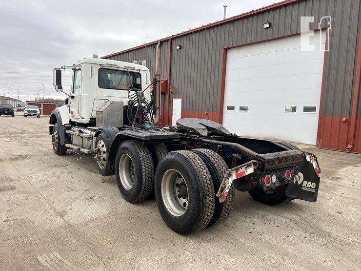 2017-mack-granite-gu713-image-7