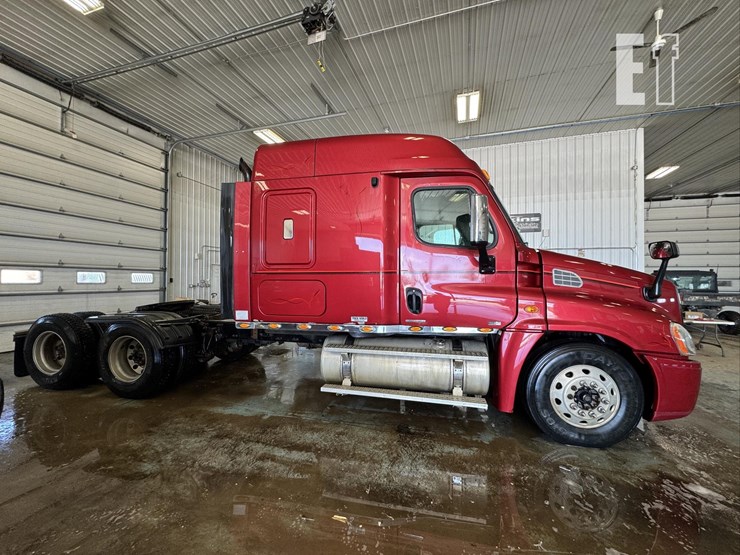 2010-2010-freightliner-cascadia-484-image-8
