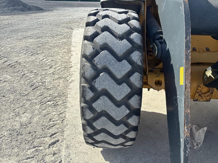 2011-deere-544k-image-43