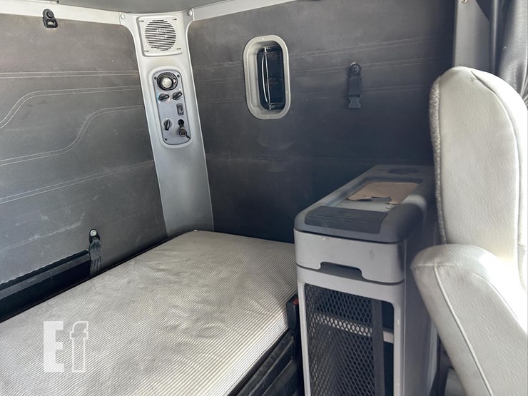 2006-freightliner-columbia-120-image-21