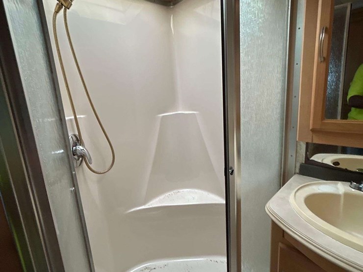 2005-freightliner-tropi-cal-t396-39ft.-class-a-motorhome-image-35