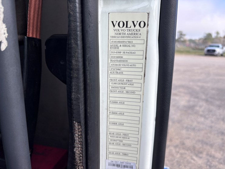 #223-•-2014-volvo-image-18