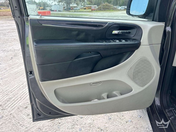 2016-dodge-grand-caravan-image-11