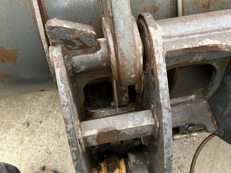 2019-case-721g-image-11