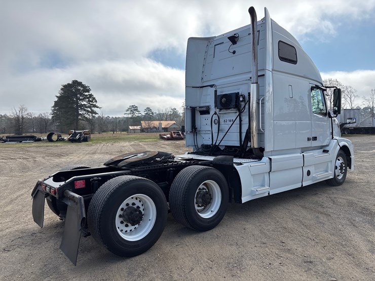 #228-•-2017-freightliner-image-3