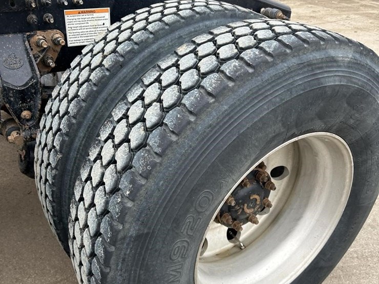 2019-mack-granite-64ft-image-16