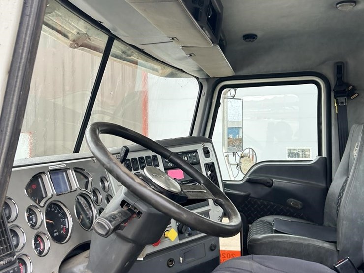 2017-mack-granite-gu713-image-26