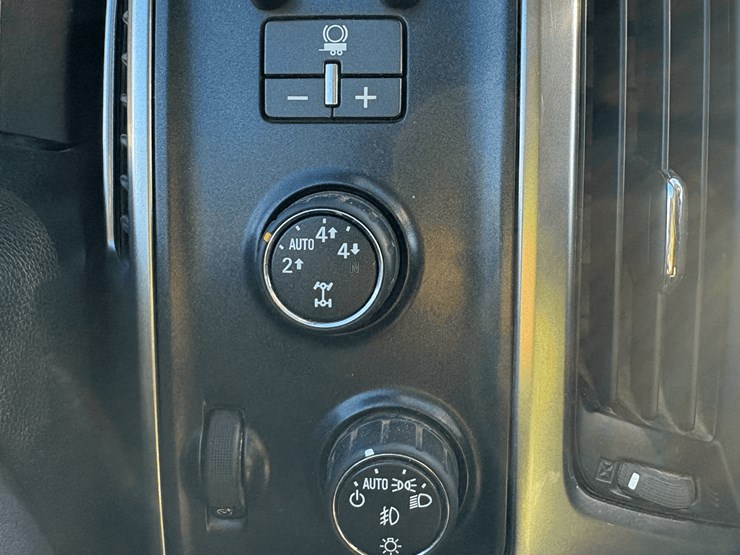 2015-chevrolet-silverado-image-14