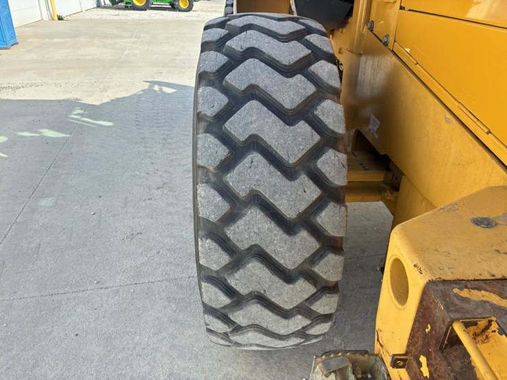 2011-deere-544k-image-50