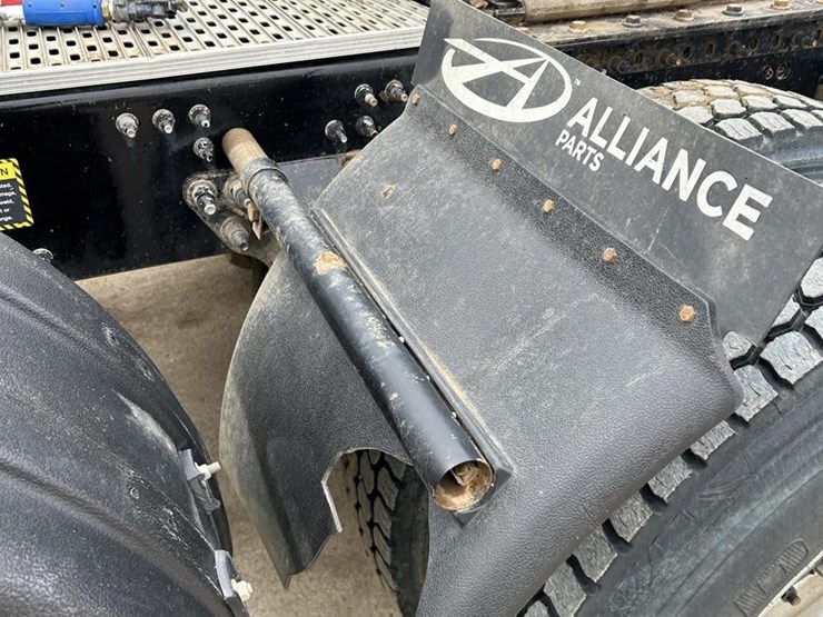 2019-mack-granite-64ft-image-15