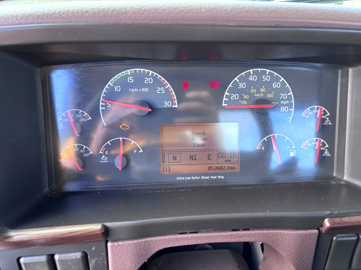 #223-•-2014-volvo-image-13