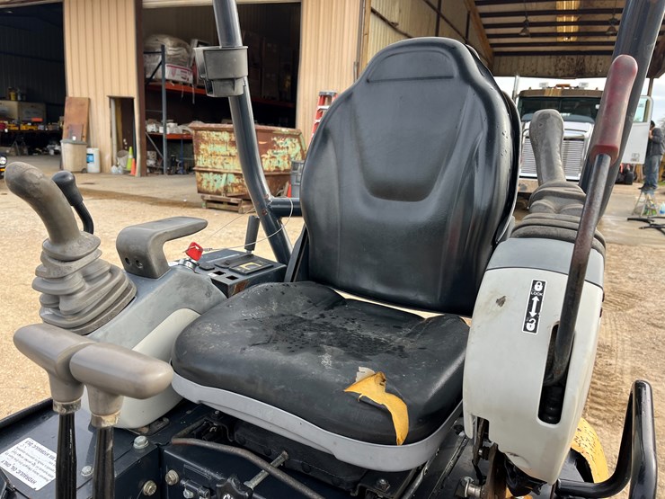 2017-deere-17g-image-12