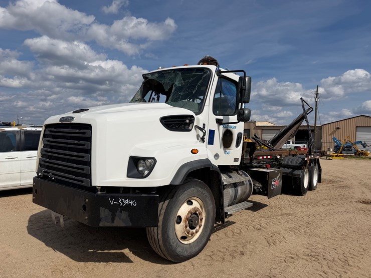 2023-freightliner-114sd-image-3