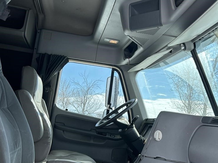 2006-freightliner-columbia-120-image-17