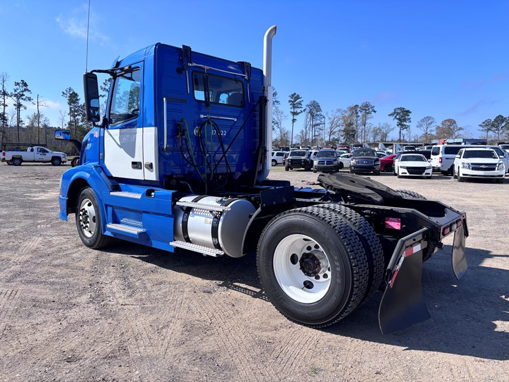 2015-volvo-vnl42t300-image-4