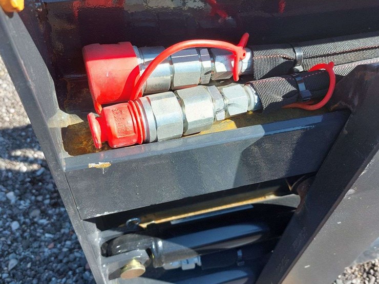 wolverine-skid-steer-hydraulic-adjustable-pallet-forks-image-5