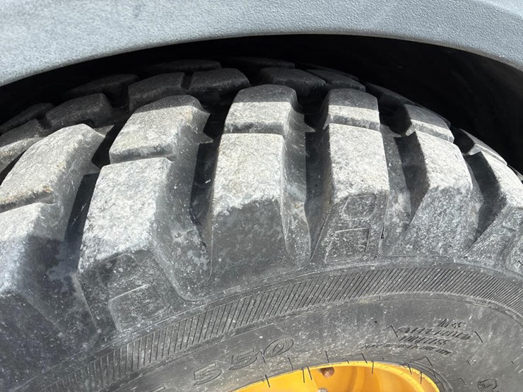 2021-deere-204l-image-47