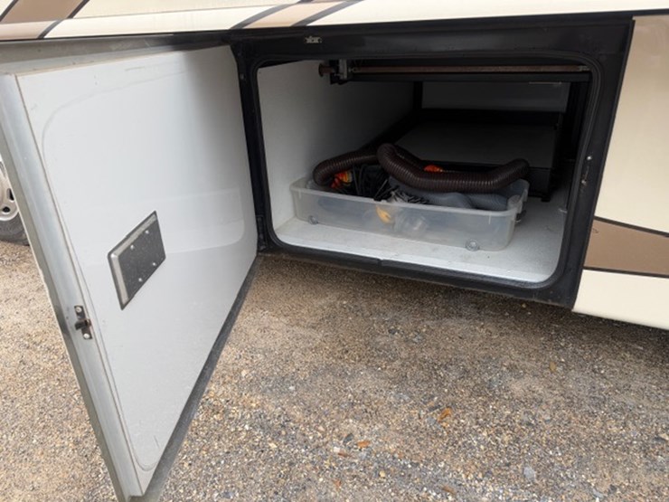 #1339-•-2011-fleetwood-36j-discovery-rv-/-motorhome-image-36