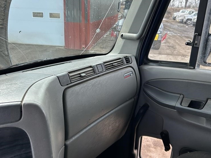 2007-freightliner-columbia-120-image-45