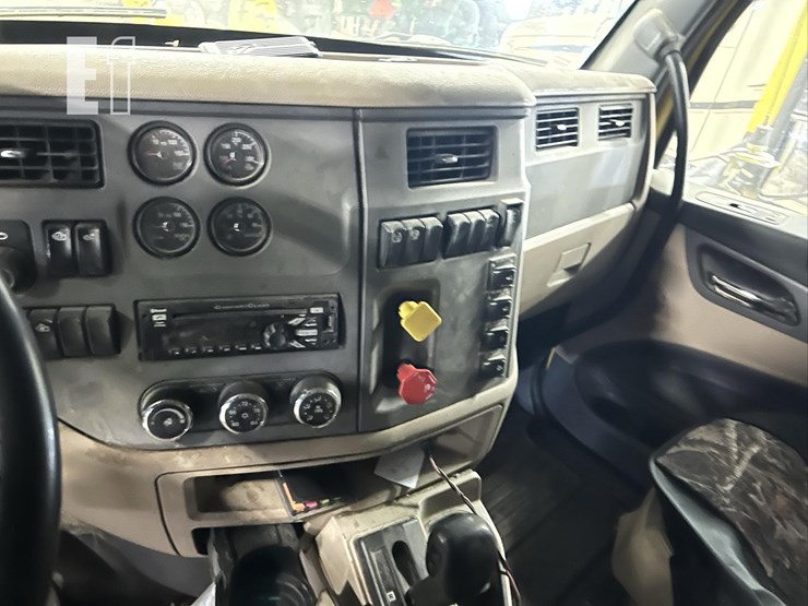 2015-peterbilt-579-image-17