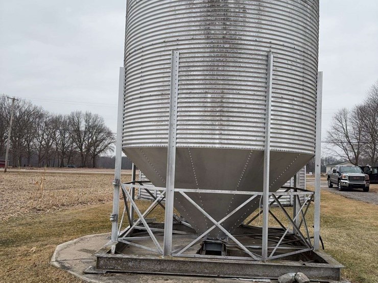 1000-bu.-load-out-bin,-sitting-on-concrete-slab-image-4