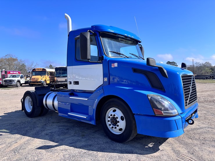 2015-volvo-vnl42t300-image-2