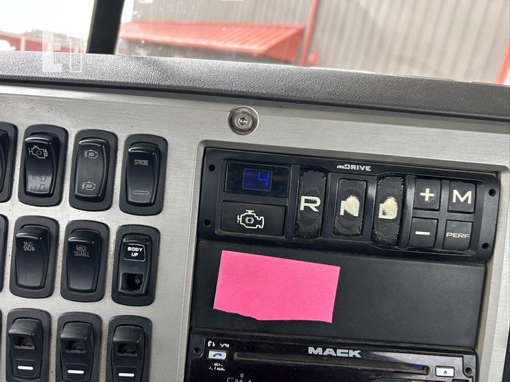 2017-mack-granite-gu713-image-82