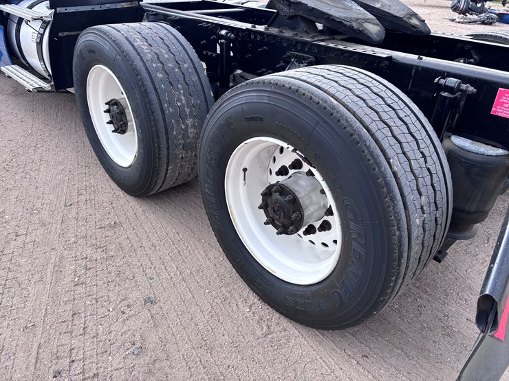 #210-•-2015-volvo-image-7