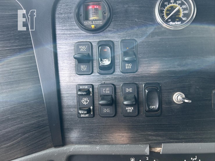 2007-freightliner-columbia-120-image-42