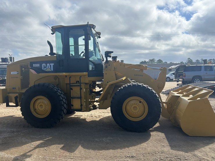 2012-caterpillar-938h-image-4