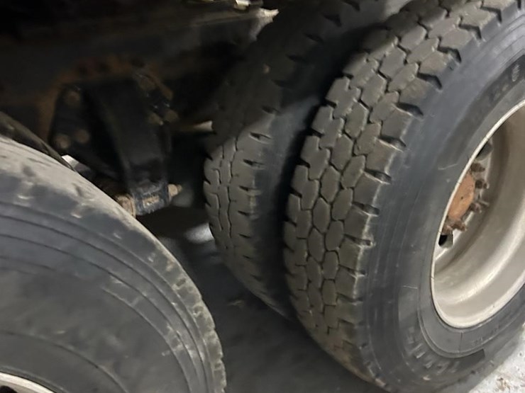 2015-peterbilt-579-image-5