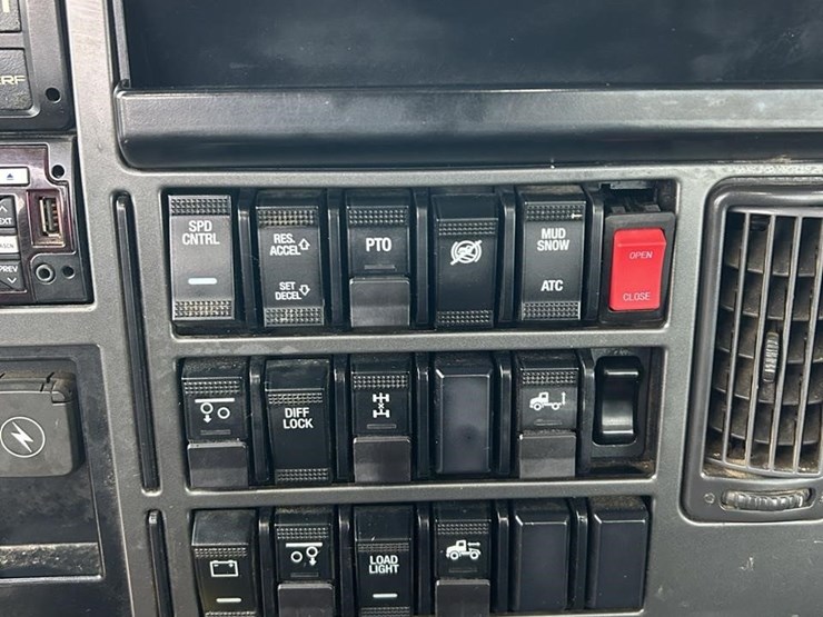 2019-mack-granite-64ft-image-38