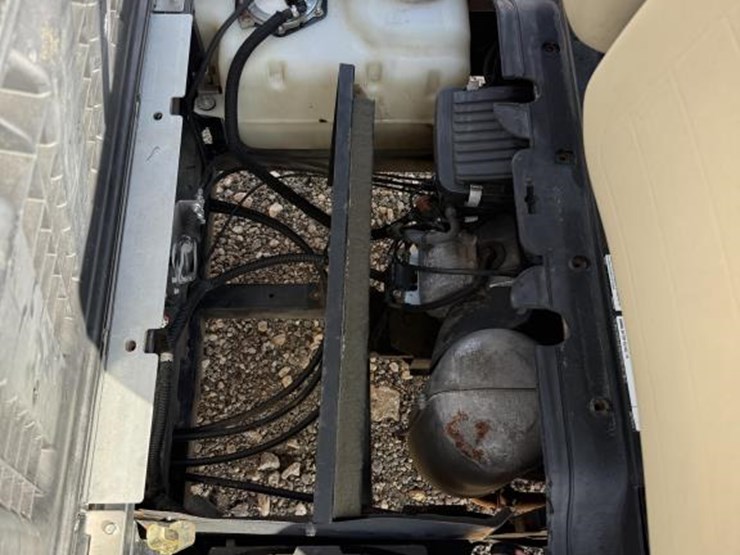 #65-•-2018-yamaha-2-seater-w/-dump-bed-cart---gas-image-13