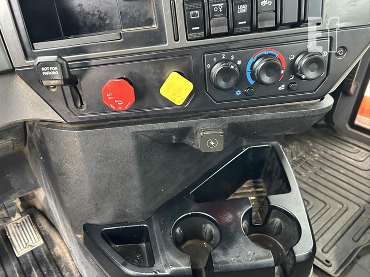 2019-mack-granite-64ft-image-39