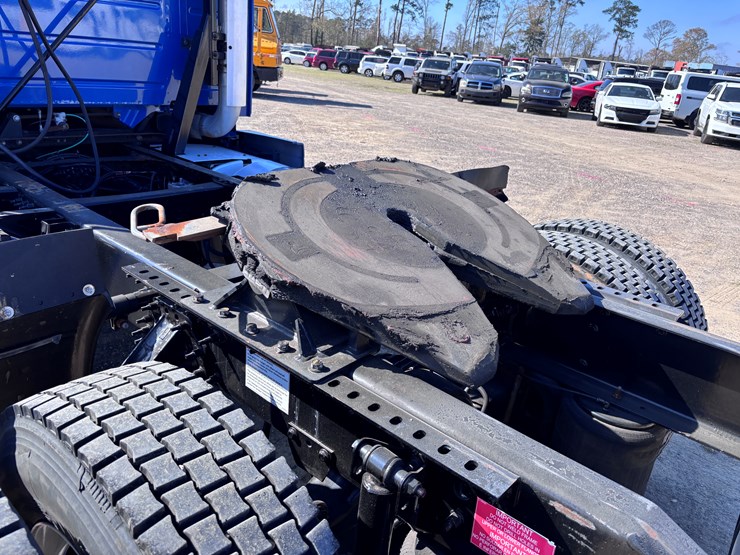 2015-volvo-vnl42t300-image-5