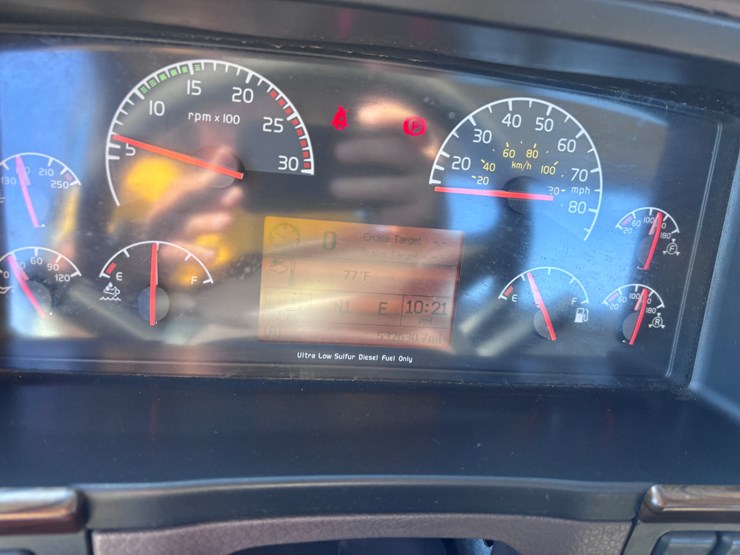 2015-volvo-vnl42t300-image-16