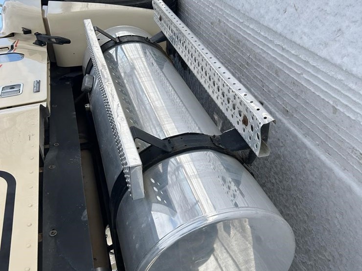 2006-freightliner-columbia-120-image-15