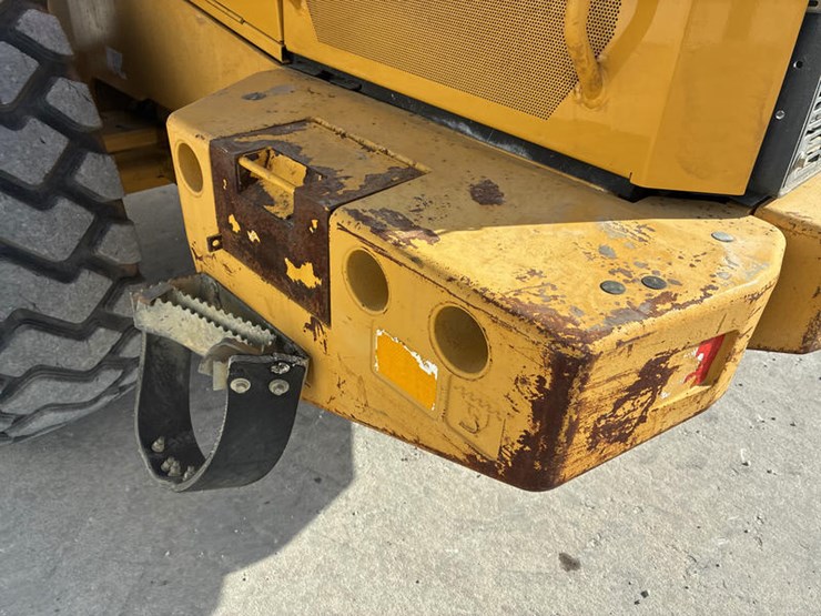 2011-deere-544k-image-33