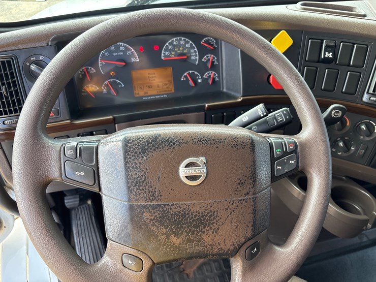 #228-•-2017-freightliner-image-13