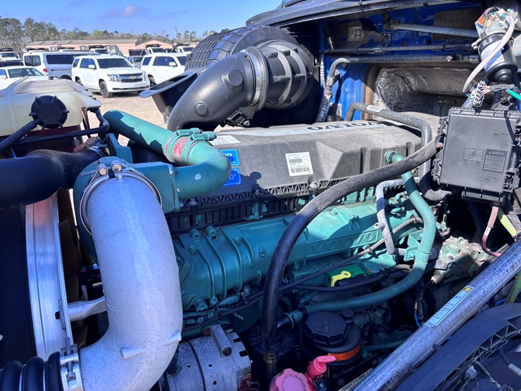 2015-volvo-vnl42t300-image-8