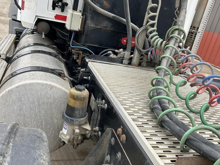 2019-mack-granite-64ft-image-22