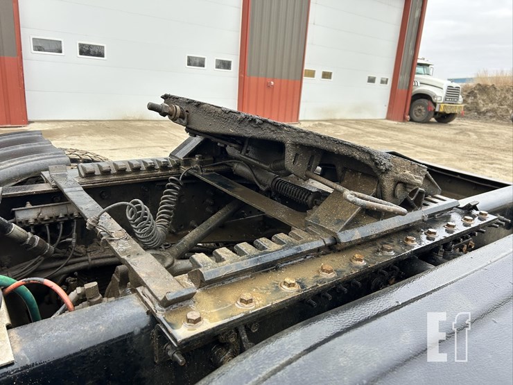 2017-mack-granite-gu713-image-19