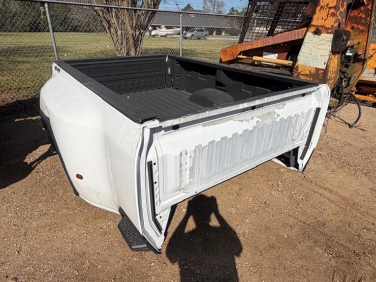 2024-chevrolet-3500-image-2