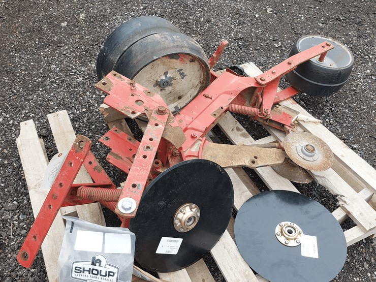 ih-corn-planter-row-unit-image-1