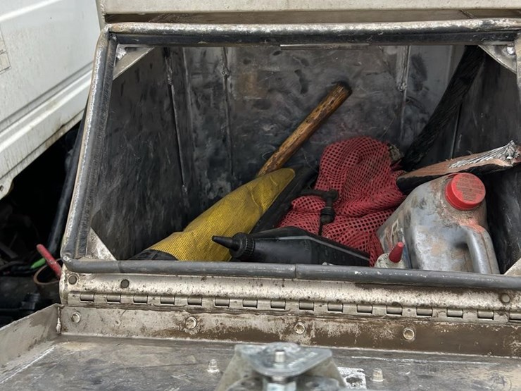 2017-mack-granite-gu713-image-11