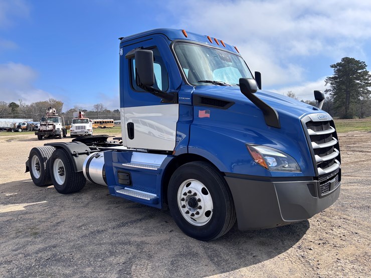 #205-•-2020-freightliner-cascadia-image-2