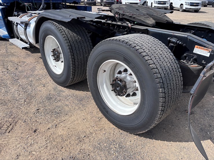 #205-•-2020-freightliner-cascadia-image-7