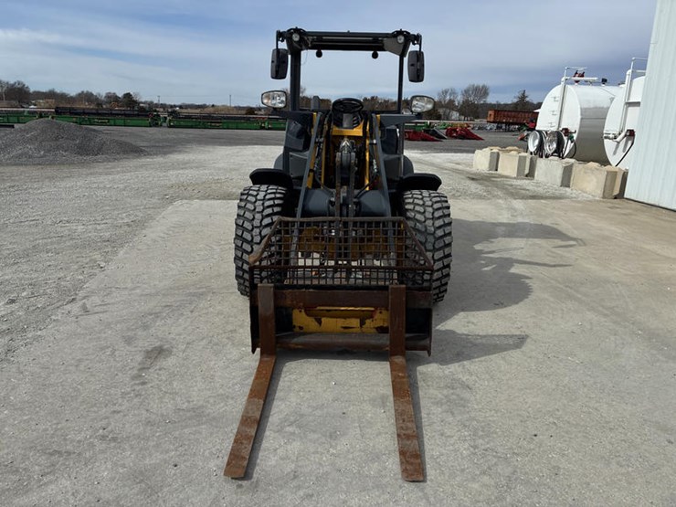 2021-deere-204l-image-11