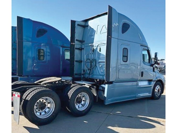 2022-freightliner-cascadia-126-image-3